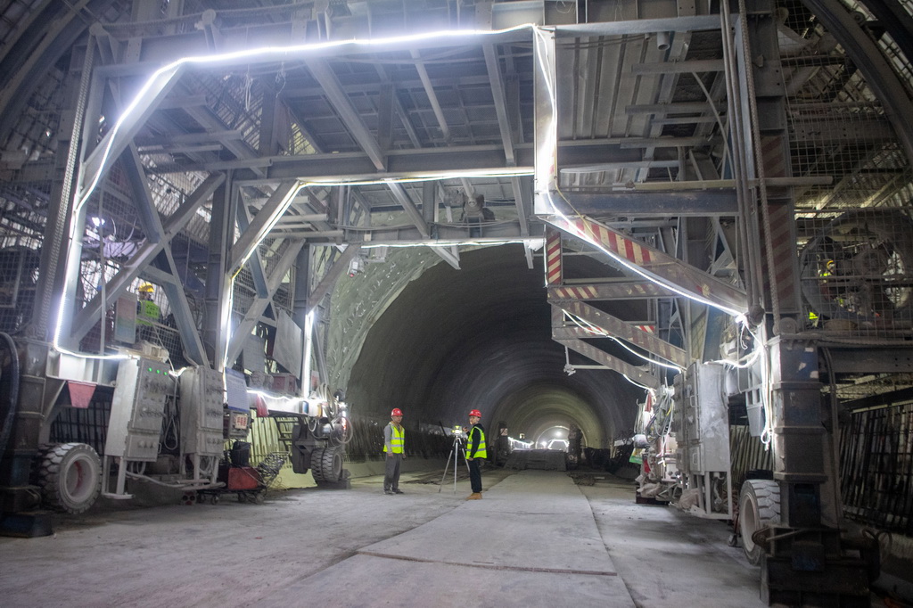 4月24日，工作人员在渝湘复线高速公路彭水隧道进行隧道贯通后的收尾工作。