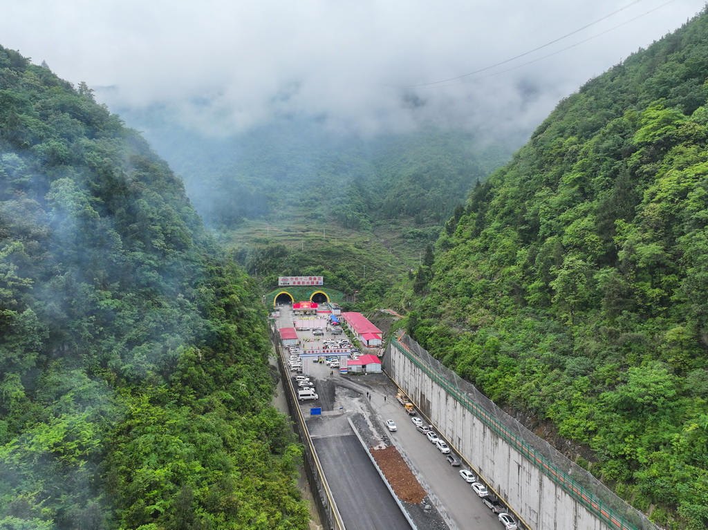 这是4月24日拍摄的渝湘复线高速公路彭水隧道贯通仪式现场（无人机照片）。