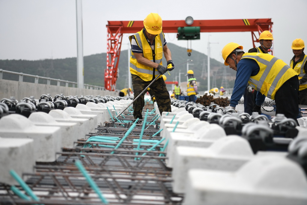 4月24日，在安徽省马鞍山市含山县，中铁四局施工人员在进行巢马城际铁路无砟轨道板铺设施工。新华社记者 刘军喜 摄