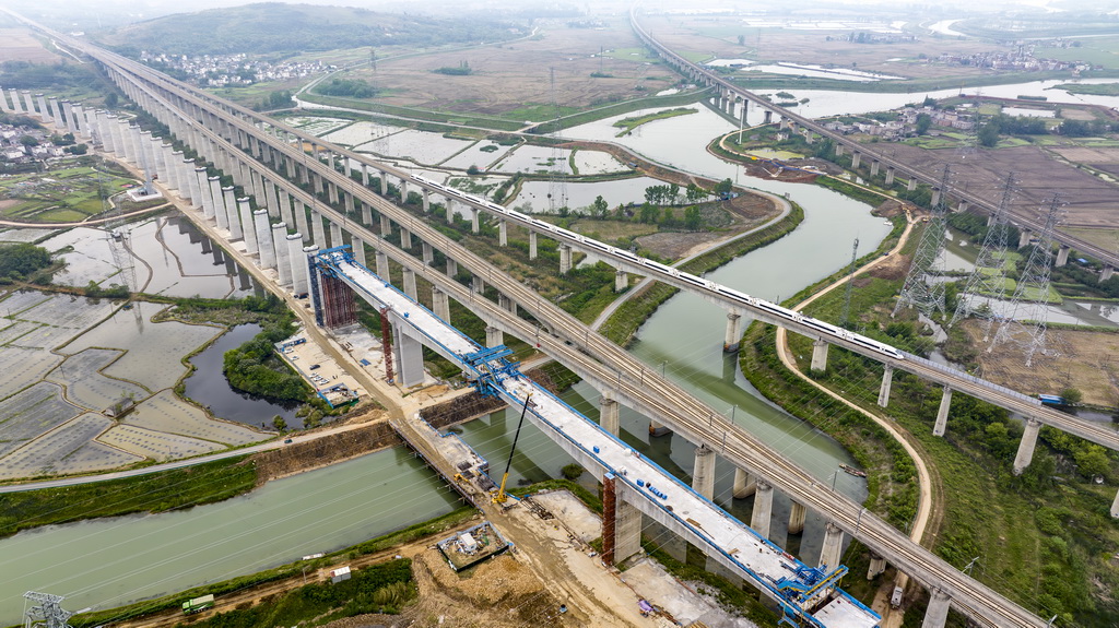 这是中铁四局巢马城际铁路跨清溪河特大桥连续梁施工现场（4月24日摄，无人机照片）。新华社发（刘玉才摄）