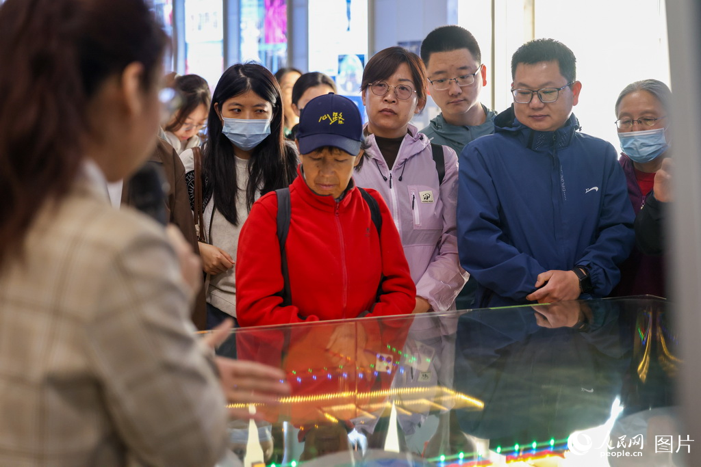 “月宫一号”团队的成员正在为观众讲解介绍“月宫一号”科普基地相关信息。