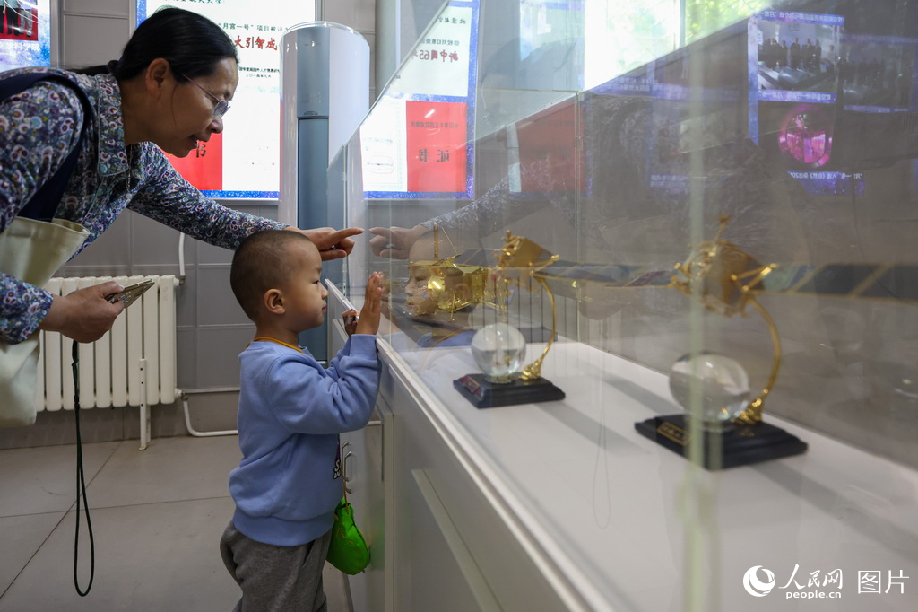 观众在“月宫一号”科普基地的展柜前驻足参观。