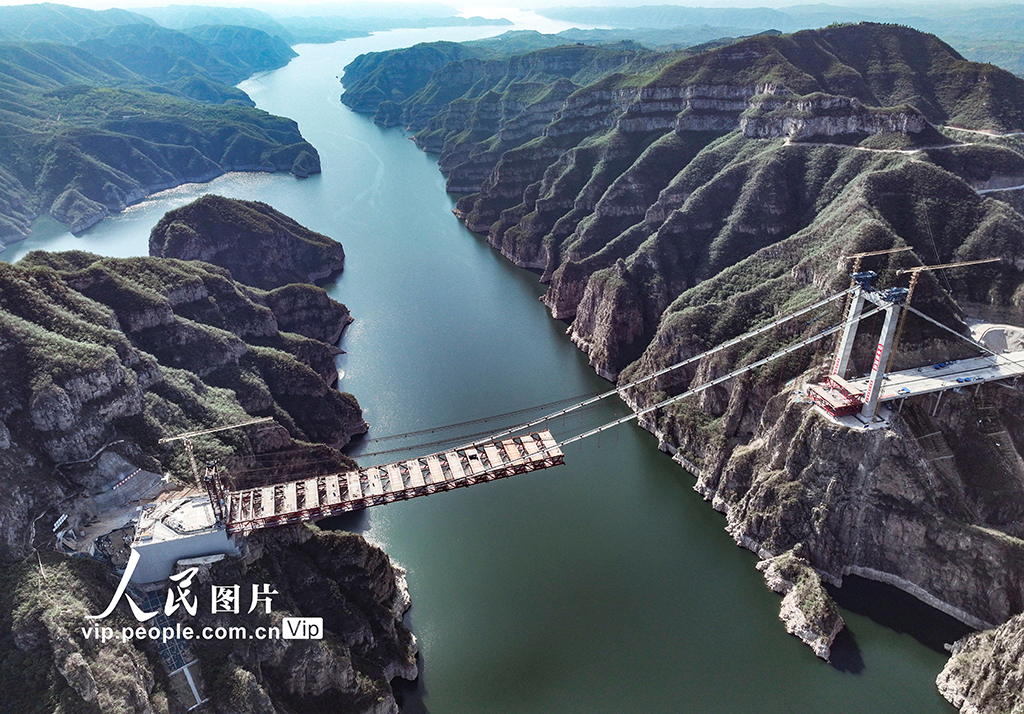 河南济源：济新高速公路黄河大桥建设有序推进