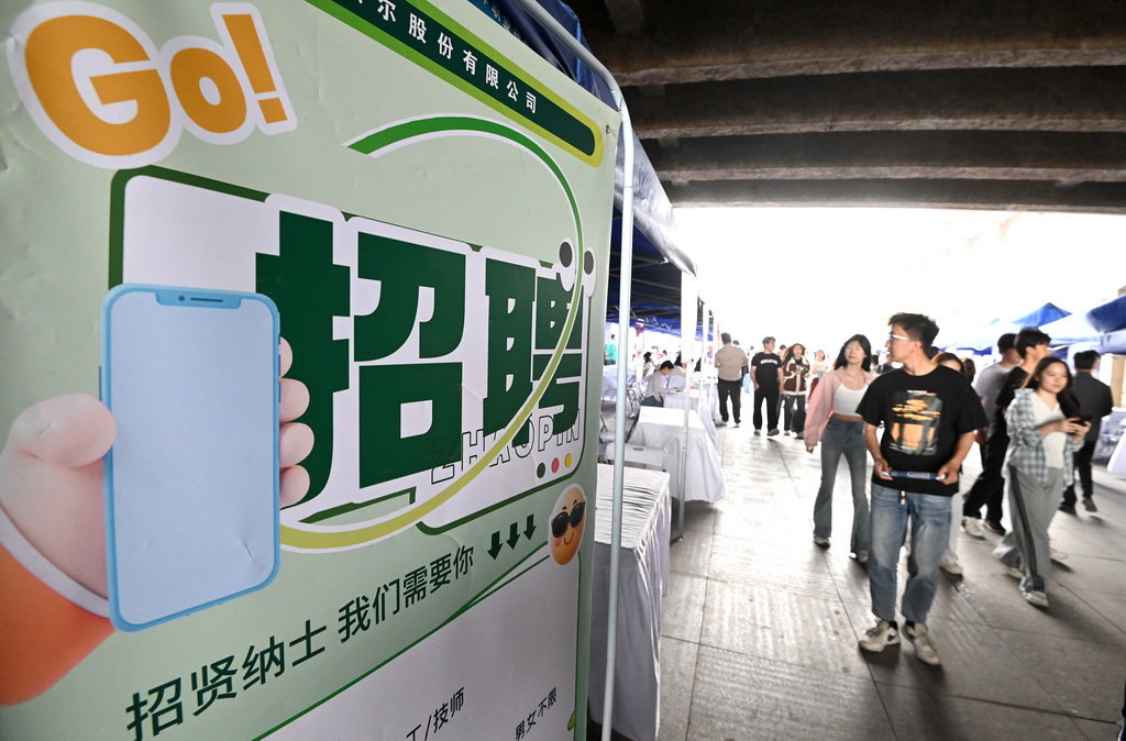 4月26日，在河北省第二届职业技能大赛的技能人才就业招聘会上，参会人员在关注工作岗位。