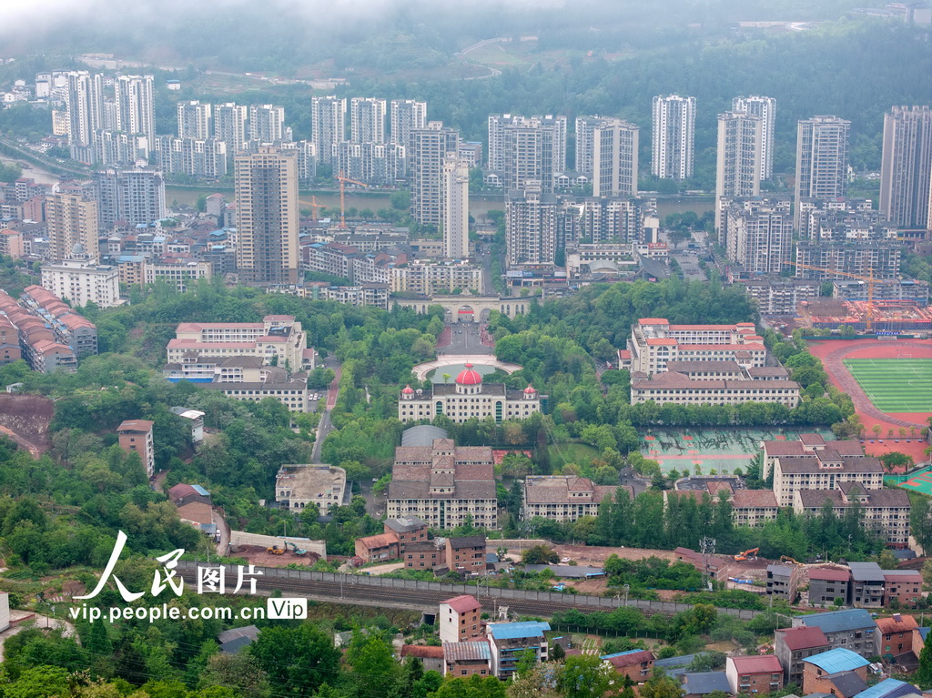 4月27日，重庆市石柱土家族自治县，晨雾中的石柱中学。