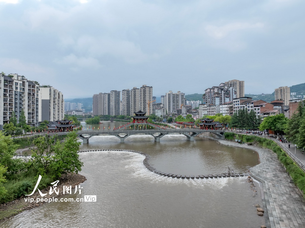 4月27日，重庆市石柱土家族自治县，穿城而过的龙河。