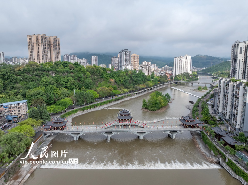 4月27日，重庆市石柱土家族自治县，穿城而过的龙河。