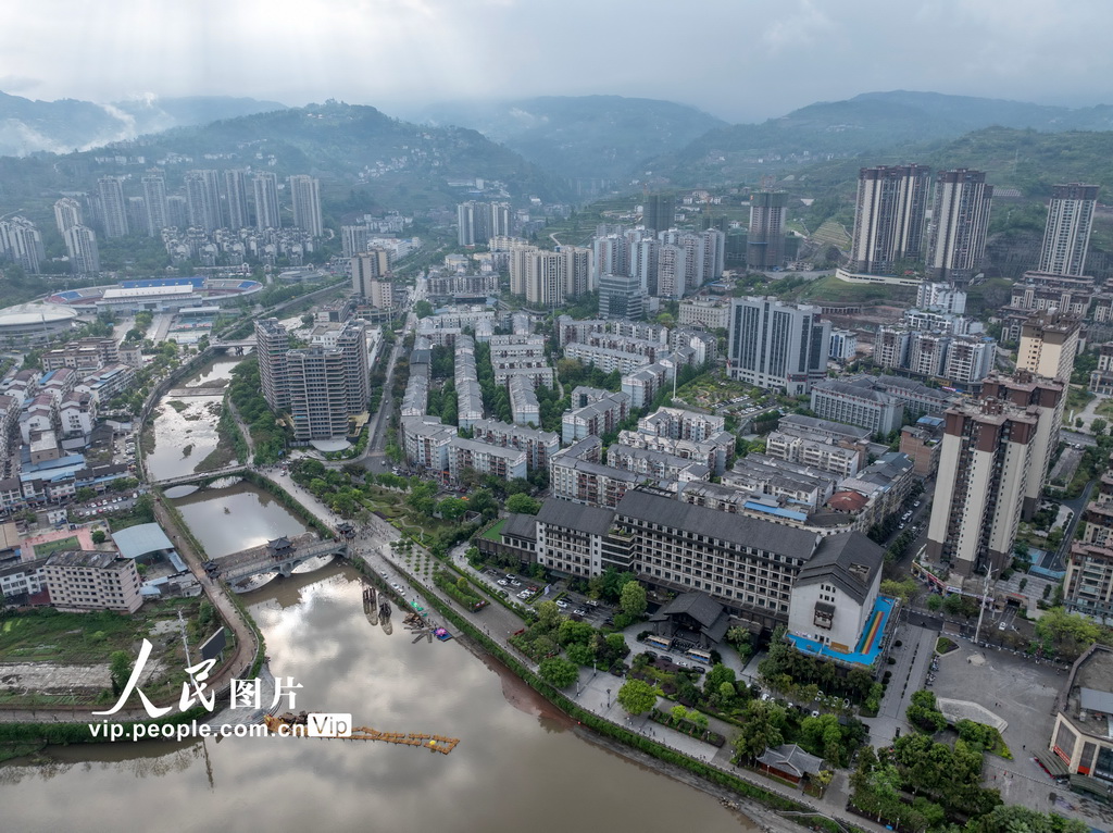4月27日，重庆市石柱土家族自治县，穿城而过的龙河。