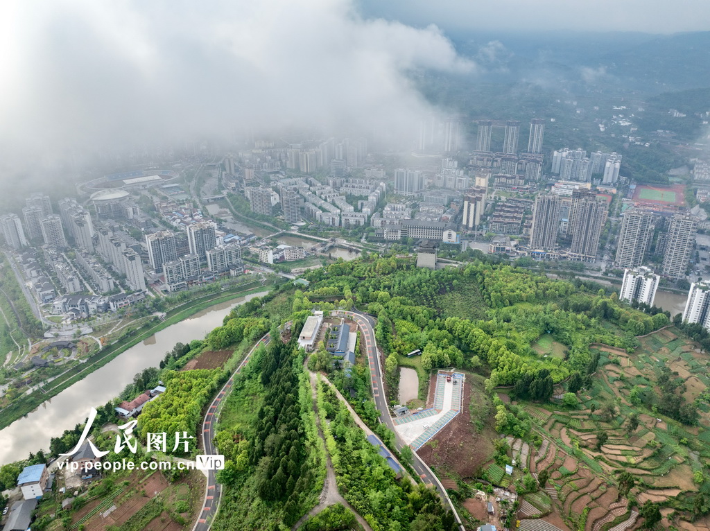 重庆石柱：风情土家寨 云笼山水城