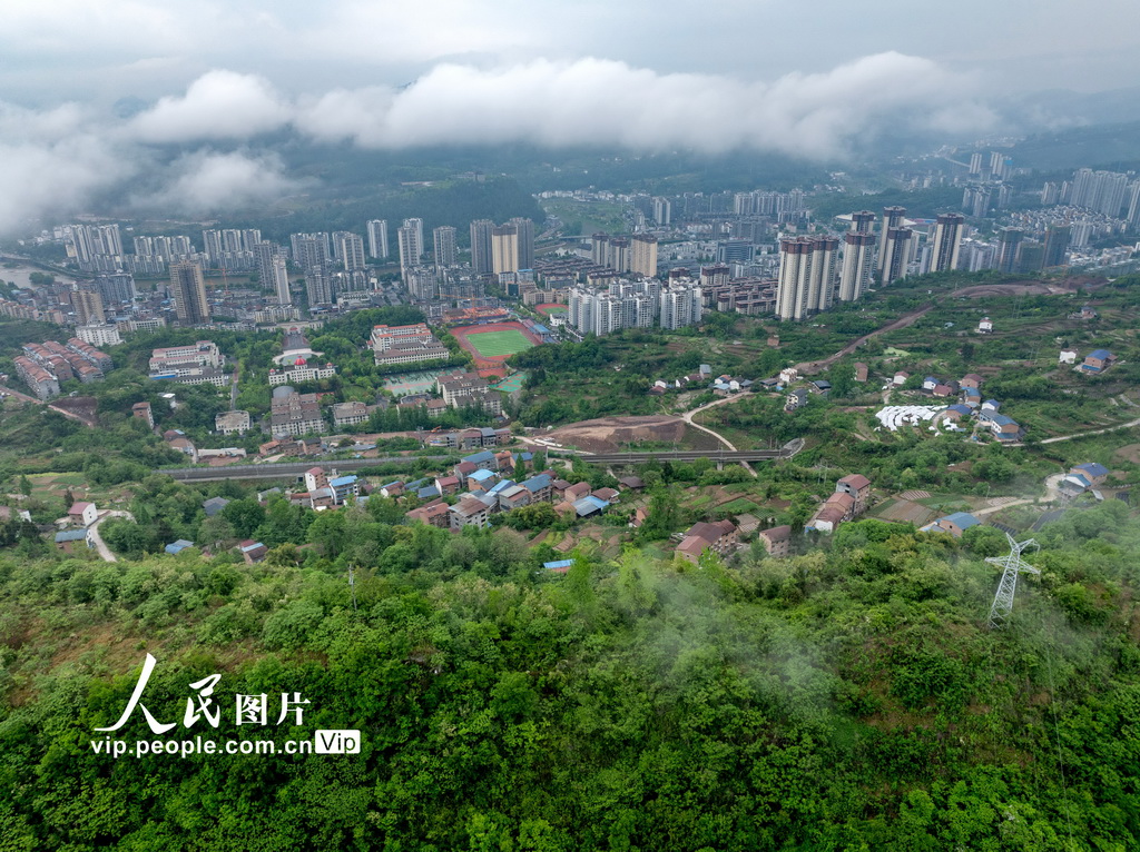 4月27日，晨雾中的重庆市石柱土家族自治县。