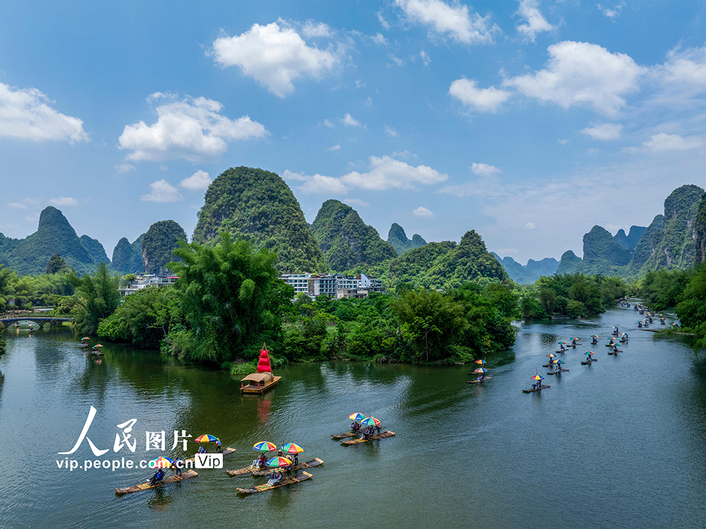 广西阳朔：遇龙河迎客来