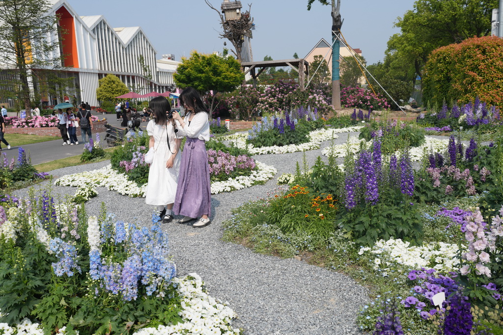 4月28日，人们在花园大会参观国际创意花坛。