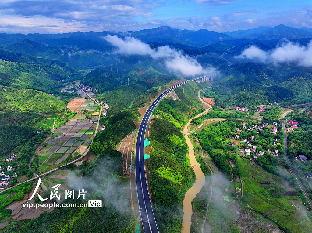 江西大余：高速公路建设正酣
