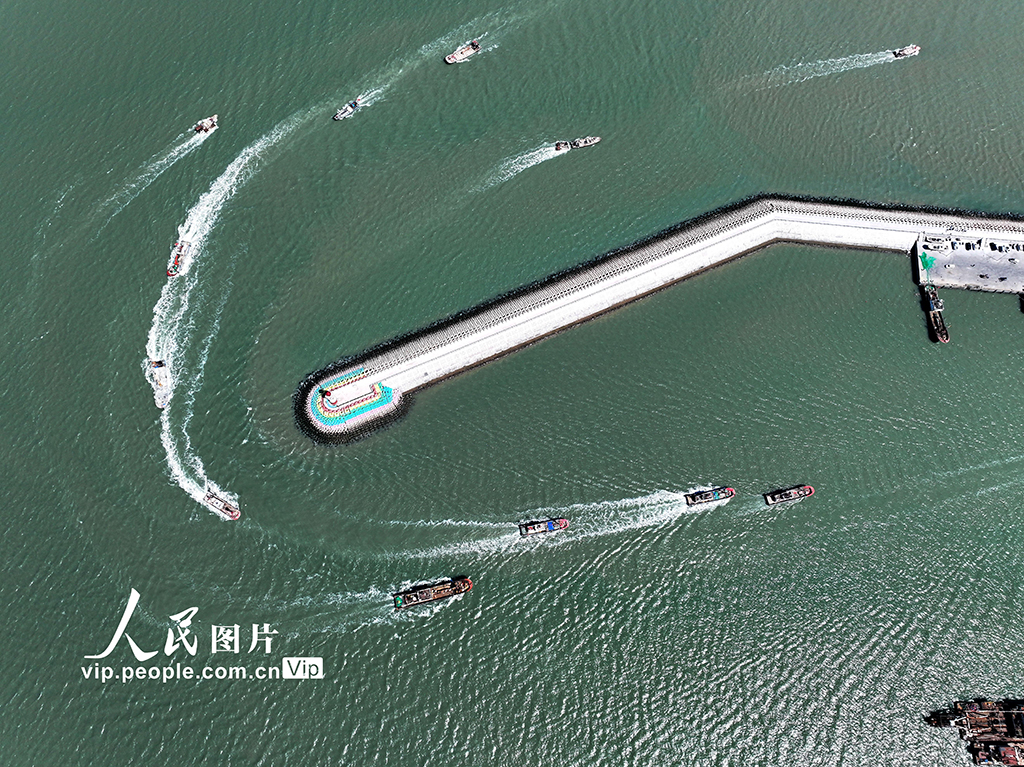 江苏连云港：渔船有序返港休渔