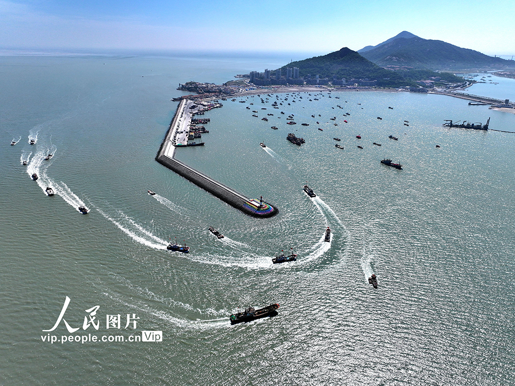 江苏连云港：渔船有序返港休渔【4】