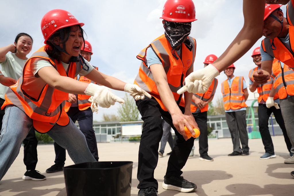 4月29日，中铁二十局的建设者参加蒙眼“搅拌”比赛。