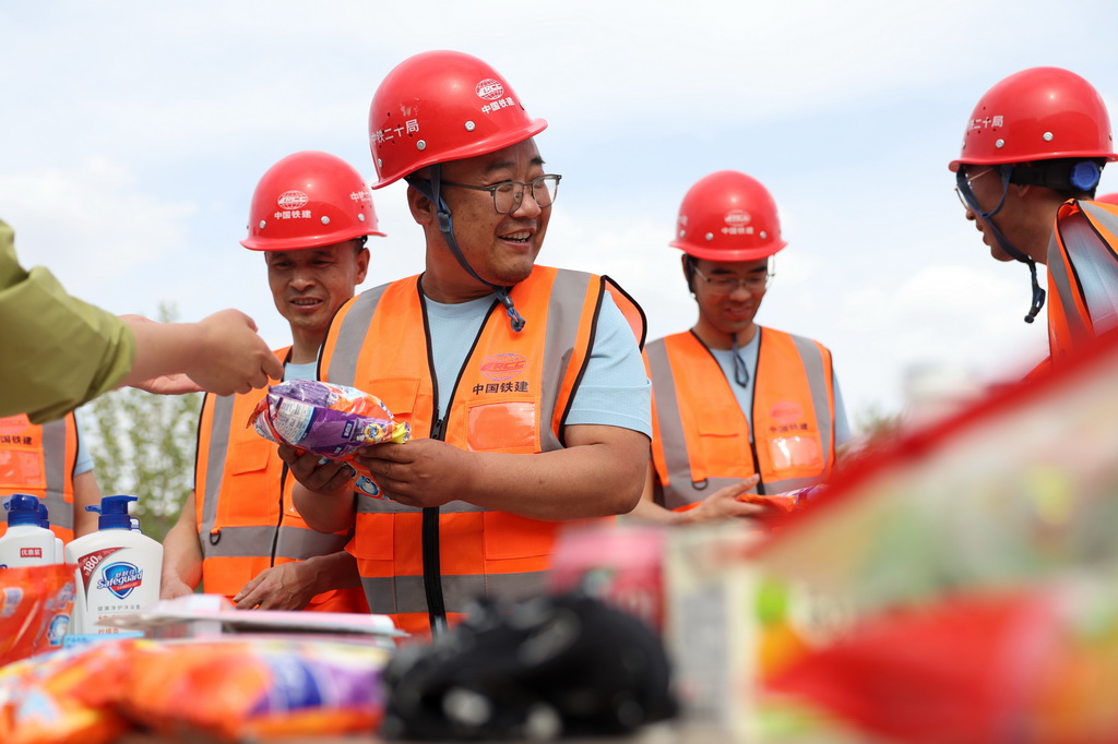 4月29日，中铁二十局的建设者在趣味活动中领取纪念品。