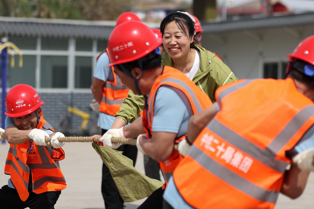 4月29日，中铁二十局的建设者参加拔河比赛。