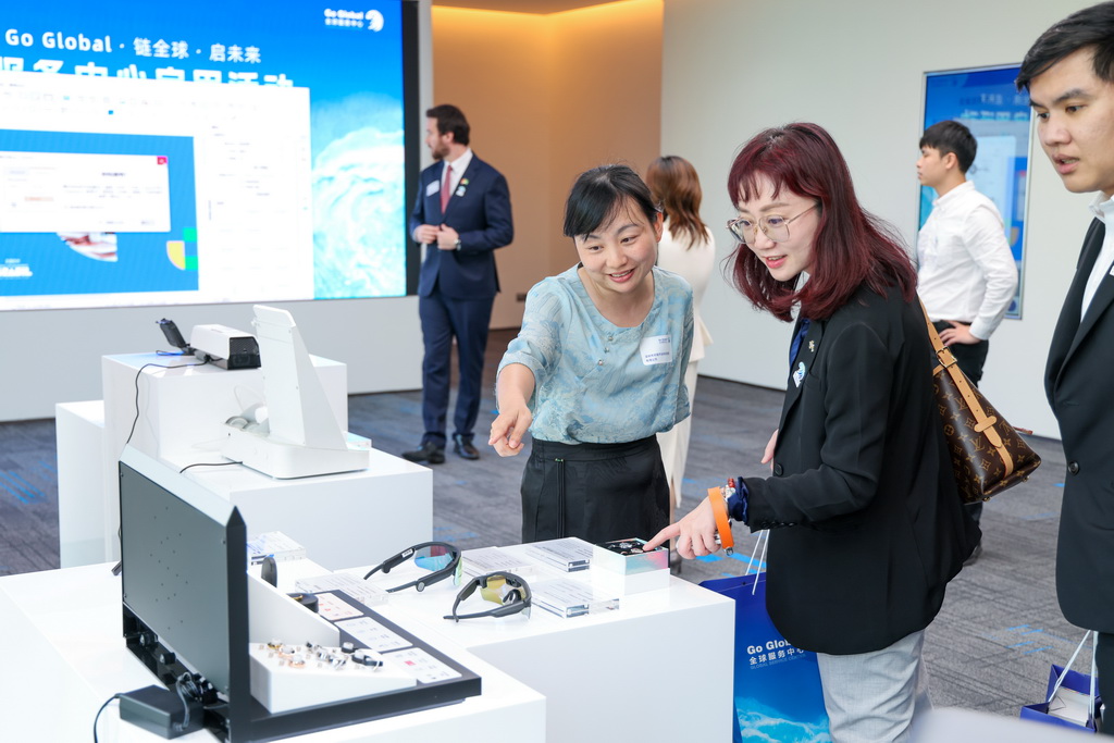 4月29日，来访者在全球服务中心企业产品展示区域参观。