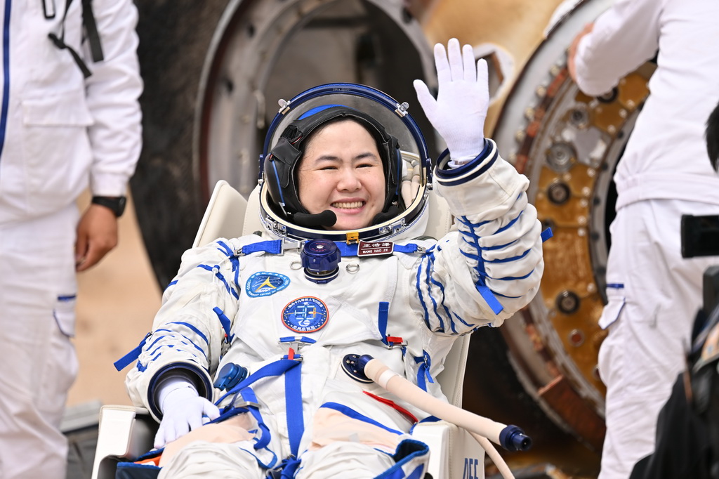 4月30日，神舟十九号航天员王浩泽安全顺利出舱。新华社记者 李鑫 摄