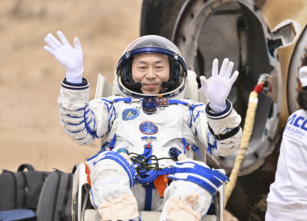 4月30日，神舟十九号航天员蔡旭哲安全顺利出舱。新华社记者 李鑫 摄
