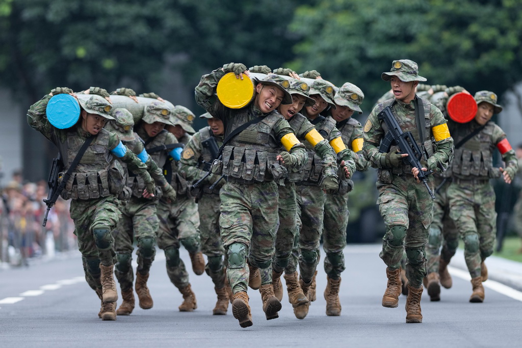 5月1日，中国人民解放军驻澳门部队官兵进行军事训练课目展示。