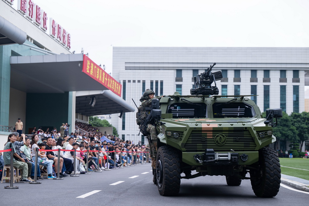 5月1日，中国人民解放军驻澳门部队官兵进行军事训练课目展示。