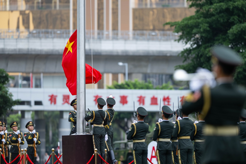 解放军驻澳门部队举行第十九次军营开放活动