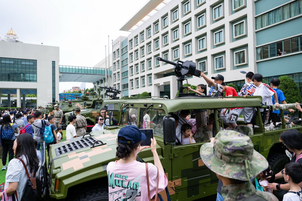 5月1日，市民在中国人民解放军驻澳门部队举行第十九次军营开放活动上参观。
