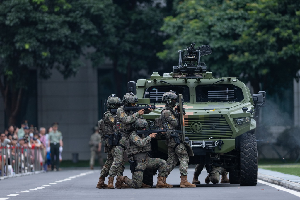 5月1日，中国人民解放军驻澳门部队官兵进行军事训练课目展示。