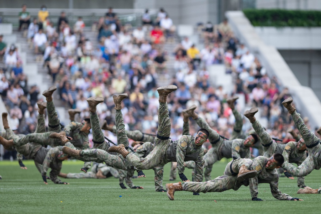 5月1日，中国人民解放军驻澳门部队官兵进行军事训练课目展示。