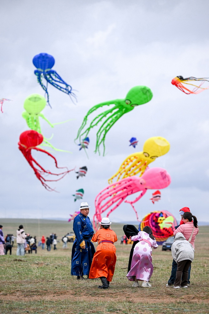 5月2日，游客在风筝节上游玩。