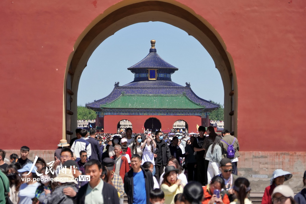 5月3日，大批游客在北京天坛公园游览。