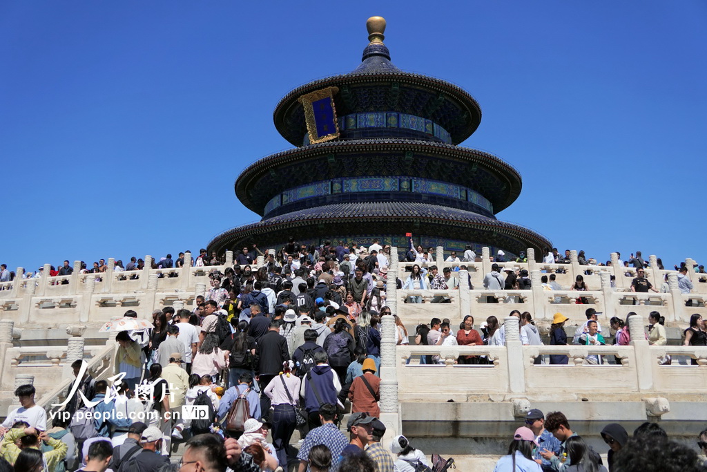 北京天坛公园迎来大客流