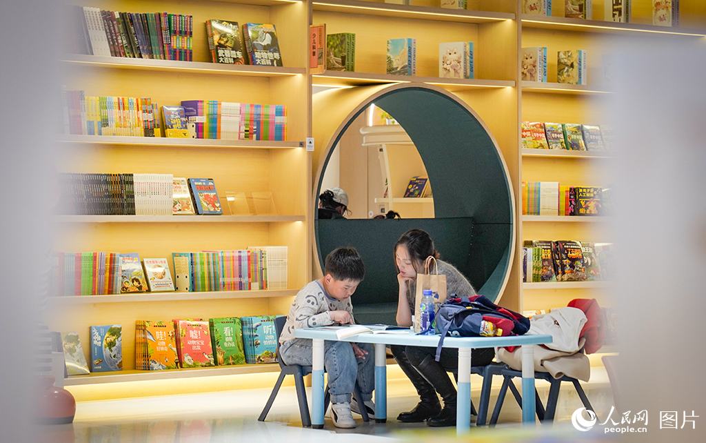 2025年5月3日，在黑龙江省哈尔滨市南岗新华书店内，家长带着孩子畅享阅读的美好时光。人民网记者 苏靖刚摄