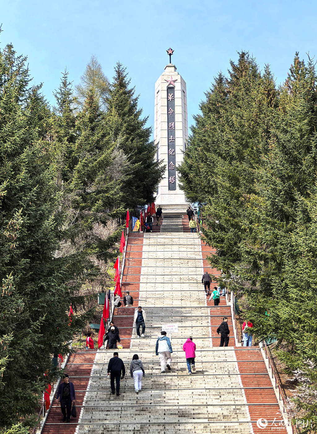 2025年5月4日，吉林省敦化市北山公园内，不少市民游客拾级而上，登上革命烈士纪念塔，缅怀先烈。他们在行走中聆听革命故事，感受红色文化。人民网记者 王海跃摄