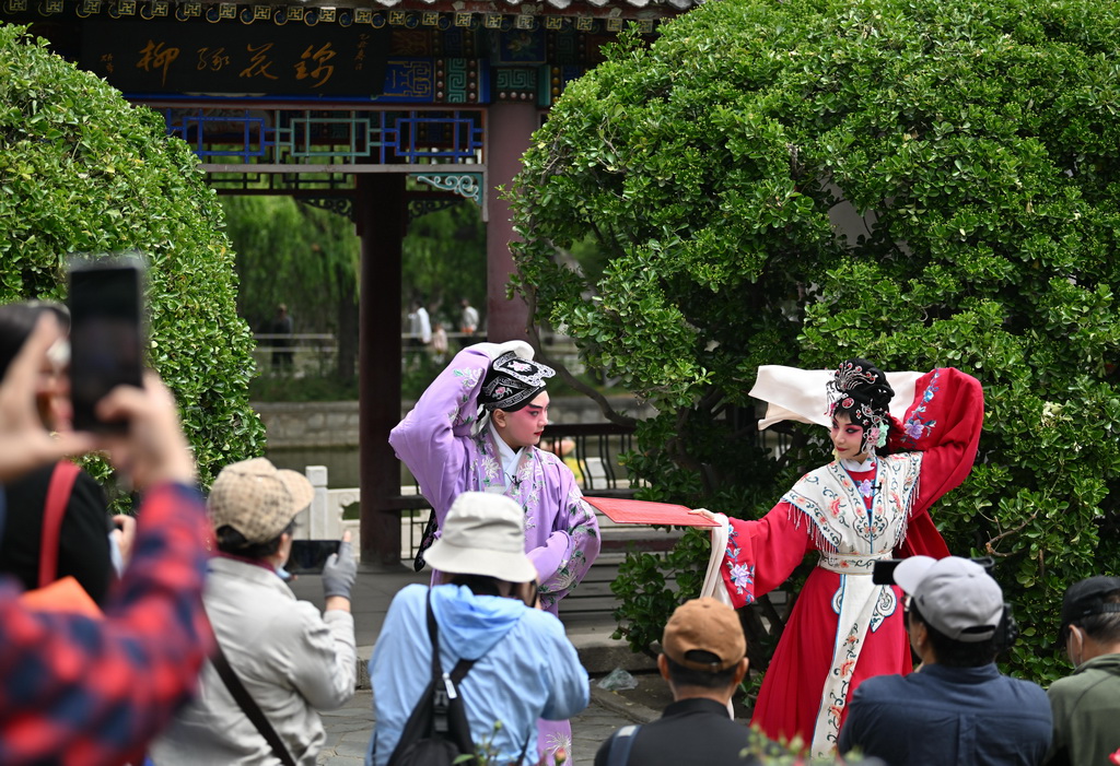5月5日，演员在天津人民公园为观众表演京剧《西厢记》。