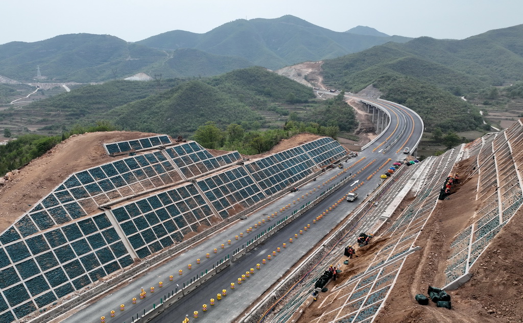 5月7日，工人在石太高速公路改扩建项目建设工地施工（无人机照片）。