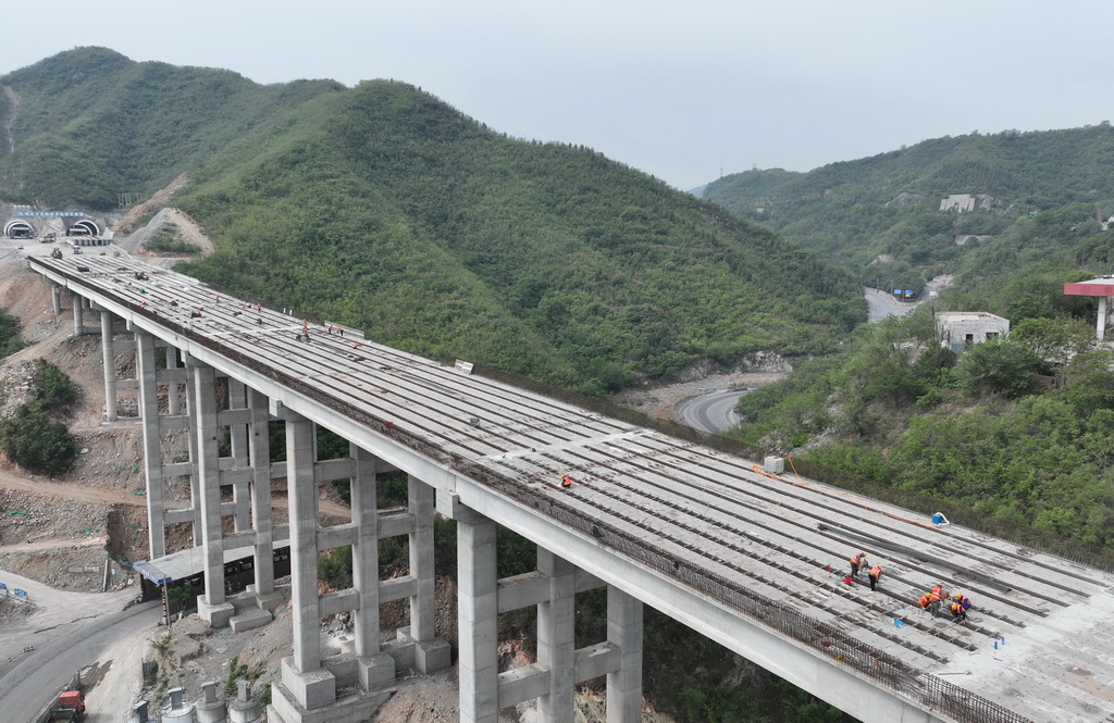 5月7日，工人在石太高速公路改扩建项目核桃园4号桥建设工地施工（无人机照片）。