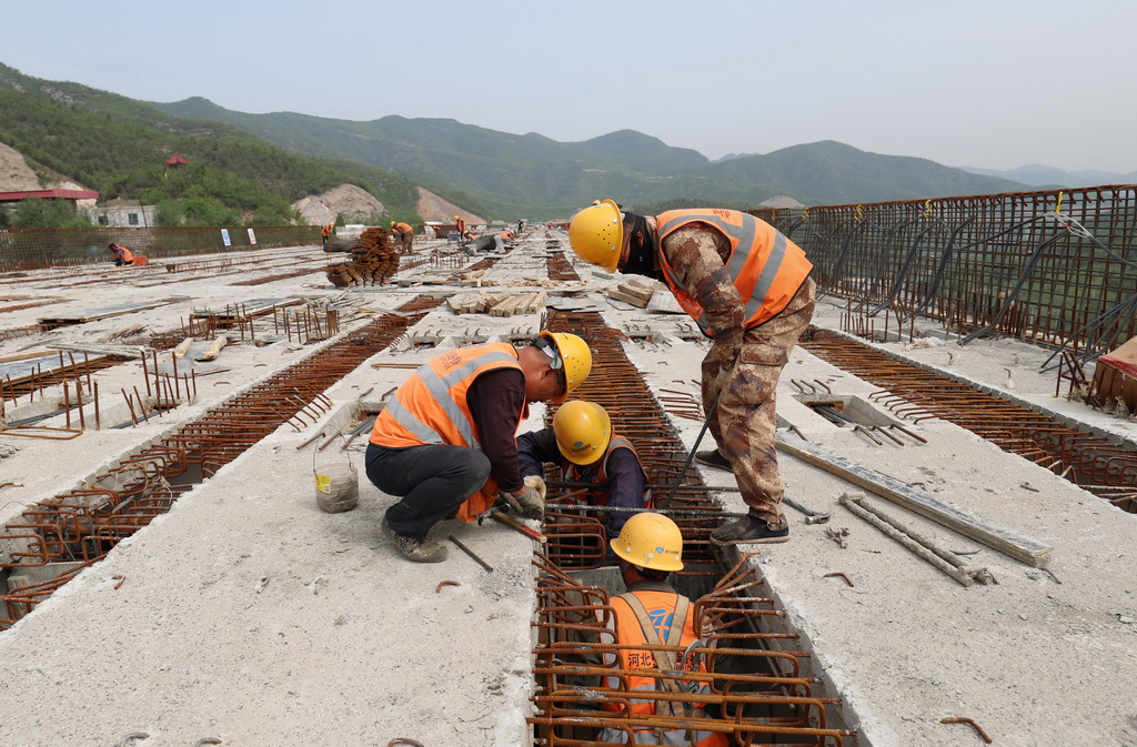 5月7日，工人在石太高速公路改扩建项目核桃园4号桥建设工地施工。