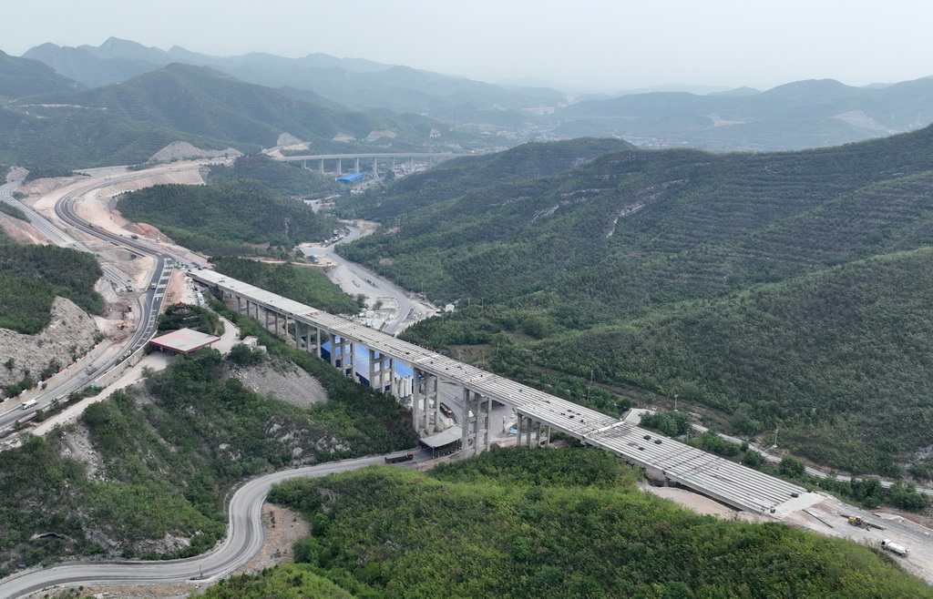 5月7日拍摄的石太高速公路改扩建项目核桃园4号桥建设工地施工现场（无人机照片）。