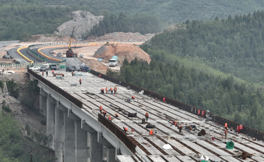 5月7日，工人在石太高速公路改扩建项目核桃园4号桥建设工地施工（无人机照片）。