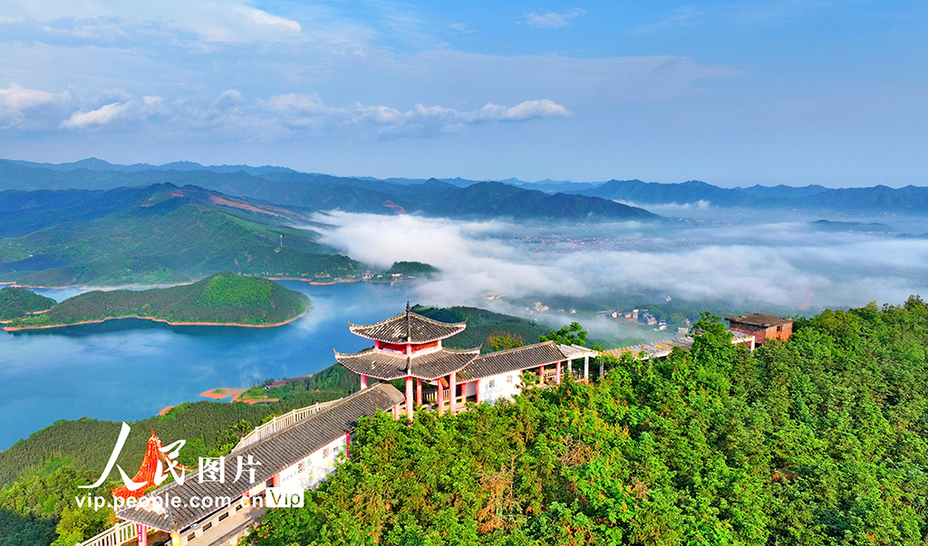 2025年5月8日，湖南省常宁市天堂湖，湖光山色，云雾缭绕。 