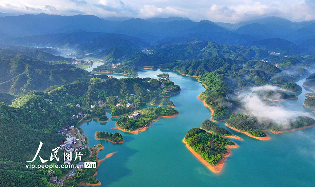 2025年5月8日，湖南省常宁市天堂湖，湖光山色，云雾缭绕。 