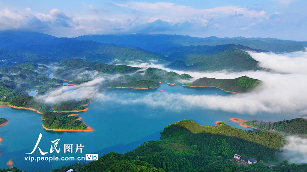 2025年5月8日，湖南省常宁市天堂湖，湖光山色，云雾缭绕。 