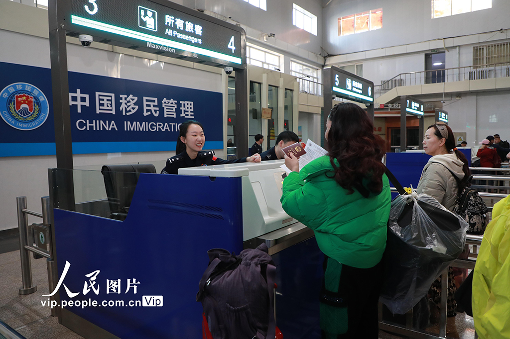 黑龙江黑河：中俄界江开通明水期国际客轮运输【3】