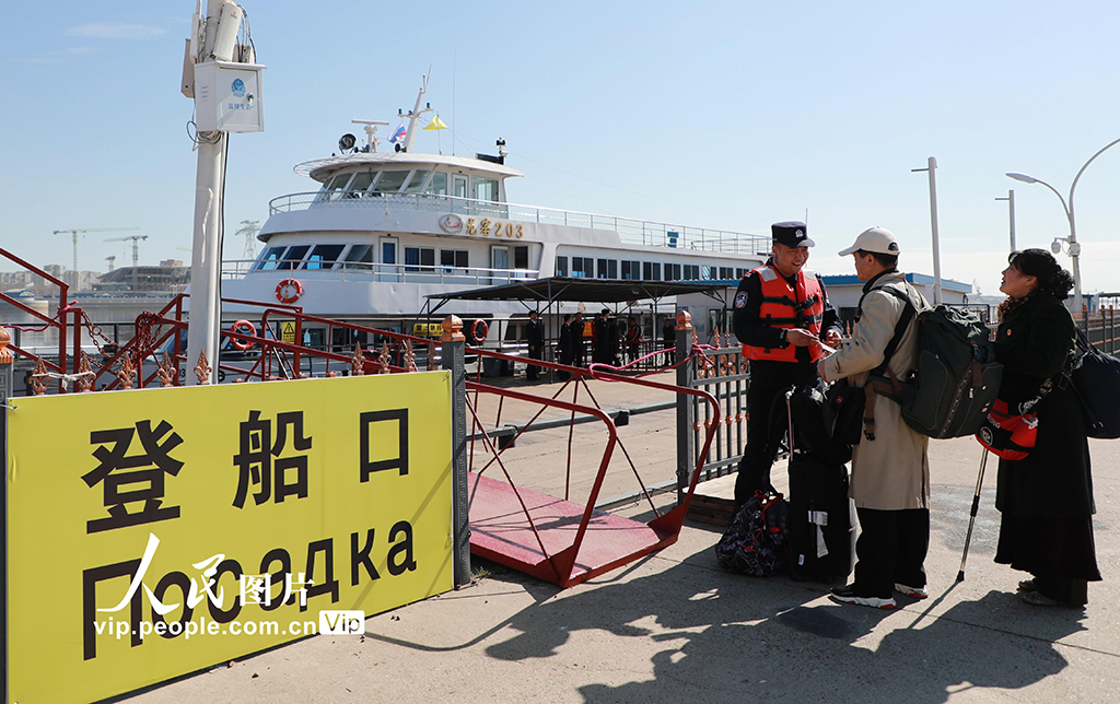 黑龙江黑河：中俄界江开通明水期国际客轮运输