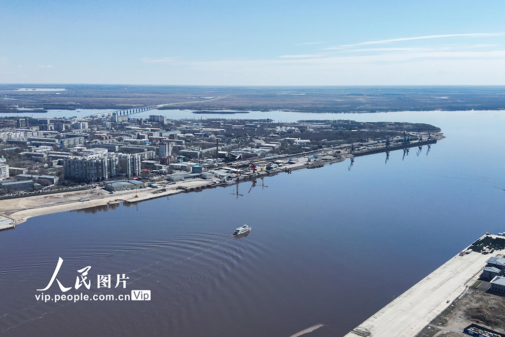 黑龙江黑河：中俄界江开通明水期国际客轮运输【6】