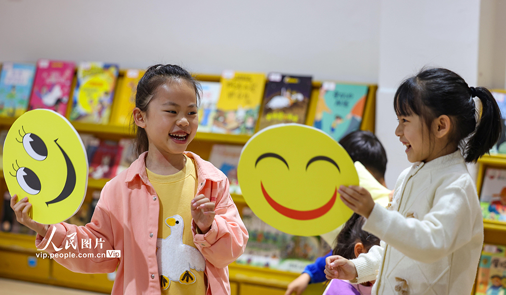 2025年5月7日，在贵州省铜仁市玉屏侗族自治县实验幼儿园，小朋友正在进行比笑脸互动游戏。胡攀学摄（人民图片网）
