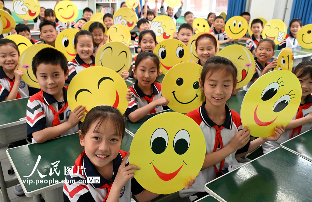 2025年5月7日，河北省邯郸市邯山区滏河学校的学生展示笑脸卡。郝群英摄（人民图片网）